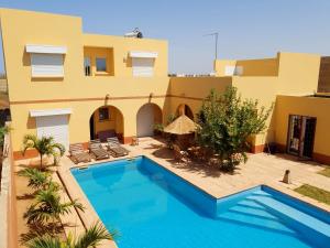 En udsigt til poolen hos Magnifique Villa Riad avec piscine proche plage eller i nærheden