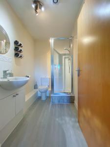 Bathroom sa The OVO Hydro Penthouse With Free Parking