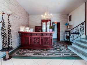 um quarto com uma arca de madeira num quarto com escadas em Hotel Zeno em Cinquale