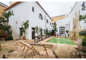 Bazén v ubytovaní La Casona de Calderón Gastronomic & Boutique Hotel alebo v jeho blízkosti