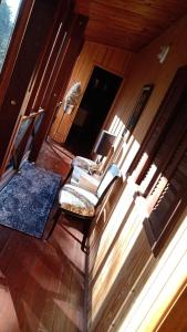 Villa Valentina chalés com lareira e churrasqueira的休息区