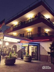 Budova, kde se hotel nachází + 23 fotografií