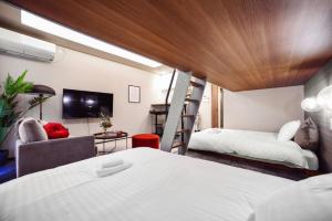 
a hotel room with two beds and a television at ALT STAY Azabudai - Vacation STAY 31689v in Tokyo
