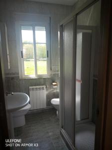 ein Badezimmer mit Toilette, Waschbecken und Dusche in der Unterkunft CAMBOTE Vivienda turìstica in Lugo + 32 Fotos
