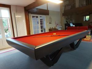 mesa de billar roja en la sala de estar en Domaine la jam, en Marciac