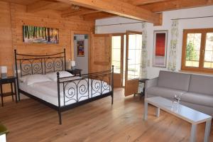 Postel nebo postele na pokoji v ubytování Landhaus Bergzeit