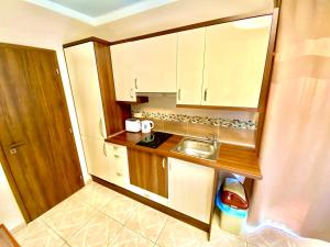A kitchen or kitchenette at Unio Vendégház 1