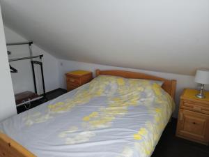 Un dormitorio con una cama con flores amarillas. en Vikendica Lep pogled en Rtanj