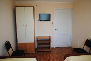 ヴォルシスキーにあるApartment on Pushkina 84のベッドルーム1室(ベッド2台、壁掛けテレビ付)