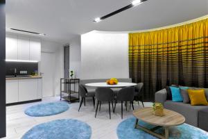 een woonkamer met een bank en een tafel bij Perla Luxury Apartment in Boergas