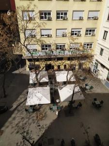 widok na budynek ze stołem i krzesłami w obiekcie Hostal Inn Madrid w Madrycie