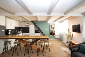 モンペリエにあるLoc'Apparts Montpellierのキッチン、リビングルーム(テーブル、スツール付)