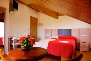 Tempat tidur dalam kamar di VILLA ANDURIÑA, casa con piscina cubierta