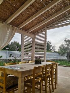 マティーノにあるCasa vacanze Gallipoliのダイニングルーム(木製テーブル、椅子付)