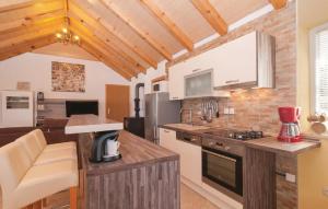 uma cozinha com um balcão e um fogão forno superior em Holiday home Glavica em Postira