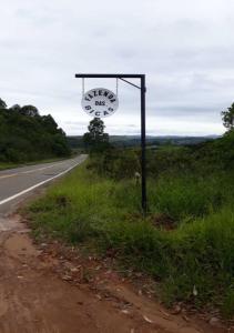 a sign on the side of a road at Pousada Fazenda das Bicas in Andrelândia