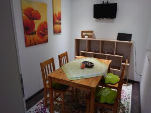 ein Esszimmer mit Tisch und Stühlen und einem Fernseher in der Unterkunft Kleine gemütliche Ferienwohnung im Tiny House Stil Lutherstadt Wittenberg in Lutherstadt Wittenberg
