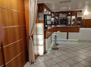 a bar in a restaurant with a bar counter at Hotel Minerva in Ravenna