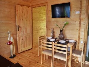 TV tai viihdekeskus majoituspaikassa Cozy Holiday Home in Mielno near Lake
