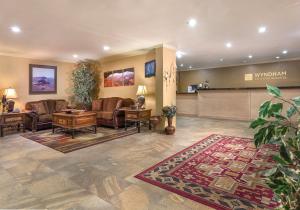 un vestíbulo con sofás, una sala de espera y un vestíbulo en Club Wyndham Flagstaff en Flagstaff
