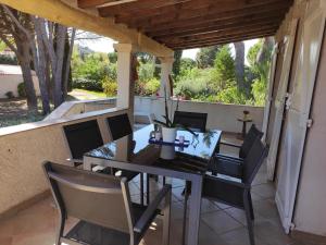 ein Esszimmer mit einem Tisch und Stühlen in der Unterkunft La Ramade de Saint-Tropez in Saint-Tropez
