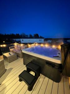 Bazén v ubytování Eagles View - 2 bed hot tub lodge with free golf, NO BUGGY nebo v jeho okolí
