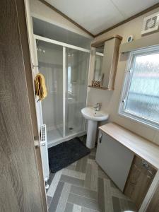 Phòng tắm tại Tigers Wood - 2 bed hot tub lodge with free golf, NO BUGGY +28 ảnh