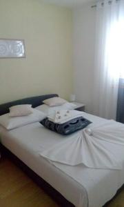 מיטה או מיטות בחדר ב-Apartman Grlić Obiteljski odmor