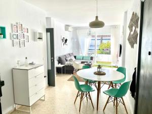 Il comprend une cuisine et un salon avec une table et des chaises. dans l'établissement Apartamento La Barrosa, à Chiclana de la Frontera