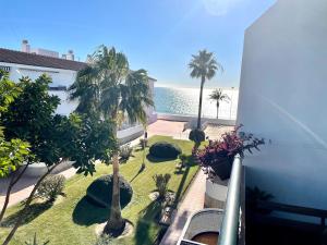 a view of the ocean from a balcony with a surfboard at Apartamento La Barrosa in Chiclana de la Frontera