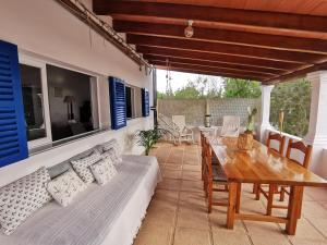 salon z kanapą i stołem w obiekcie Casa frente al lago w mieście La Savina