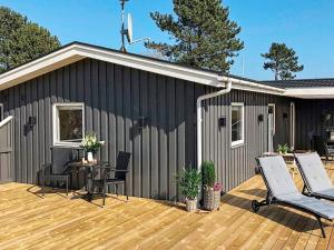 Diernæsにある6 person holiday home in Haderslevのデッキ(椅子、テーブル付)