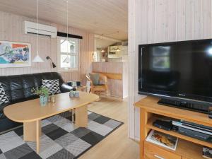 sala de estar con TV de pantalla plana grande en Holiday home Hadsund XX en Nørre Hurup