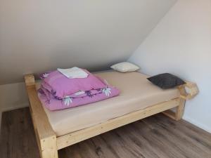 Postel nebo postele na pokoji v ubytování HEXAGON HONEY HOUSE+ prywatna plaża+jezioro+ stawy+ gospodarstwo+ pasieka