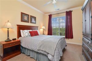 une chambre avec un lit et une fenêtre avec des rideaux rouges dans l'établissement COZY RESORT CONDO NEAR TOP ATTRACTIONS IN ORLANDO, à Kissimmee 20 autres photos
