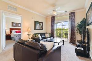 - un salon avec un canapé en cuir et un lit dans l'établissement COZY RESORT CONDO NEAR TOP ATTRACTIONS IN ORLANDO, à Kissimmee