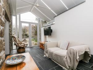 Televiisor ja/või meelelahutuskeskus majutusasutuses Forge Cottage