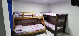 una habitación con dos literas en una habitación en apartaestudio J.V.G., en San Andrés