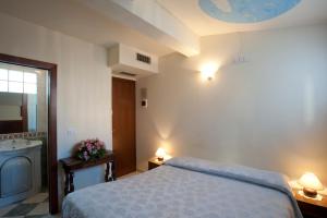 Postel nebo postele na pokoji v ubytování Hotel Locanda Salieri