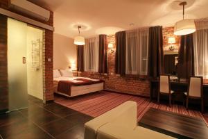 Tempat tidur dalam kamar di Browar CzenstochoviA Hotel&Spa
