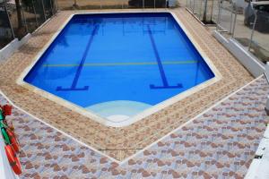 een groot zwembad met een tegelvloer bij Melgar-Tolima Casa la estrella I in Melgar