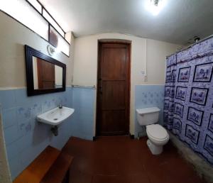 y baño con aseo y lavamanos. en Hotel Posada Santa Teresita, en Antigua Guatemala