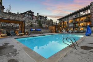 una piscina en un hotel con complejo en New & Luxury 2 BR in Canyons Village - Ski in & out! condo en Park City