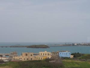 湖西鄉的住宿－沙港半島民宿，一群靠近水体的建筑物