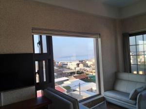 湖西鄉的住宿－沙港半島民宿，客厅设有大窗户,享有城市美景