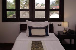 Ein Bett oder Betten in einem Zimmer der Unterkunft Indigo House Hotel