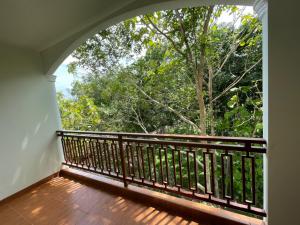 a balcony with a view of a tree at บ้านบัว เมืองใหม่ Baanbua Muangmai in Ban Muang Mai