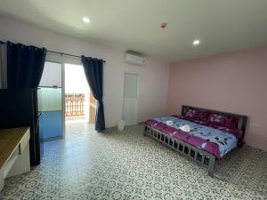 מיטה או מיטות בחדר ב-บ้านบัว เมืองใหม่ Baanbua Muangmai