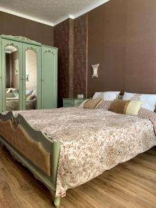 um quarto com uma cama grande e um espelho em Boutique House Belevi em Nessebar