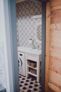 Gallery image of &Scaron;aha Kluba Apartamenti in Kuldīga